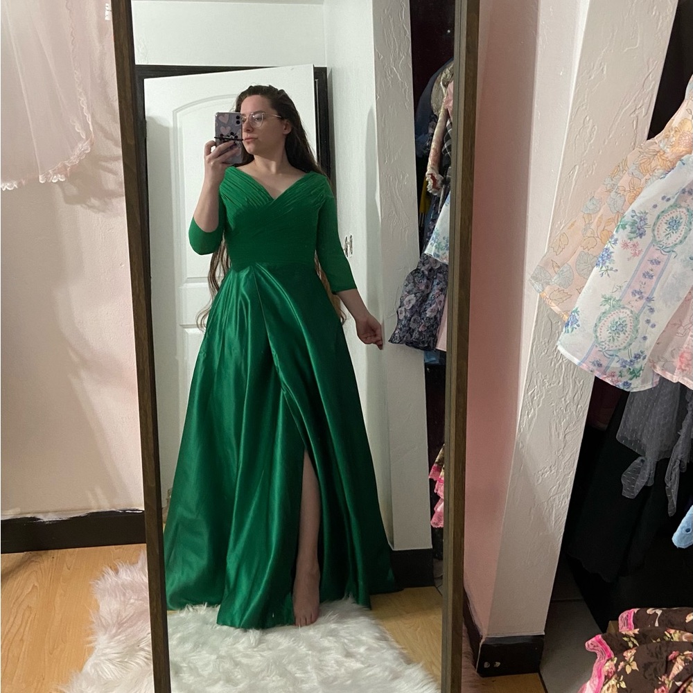 Elegant Green V-Neck Evening Gown